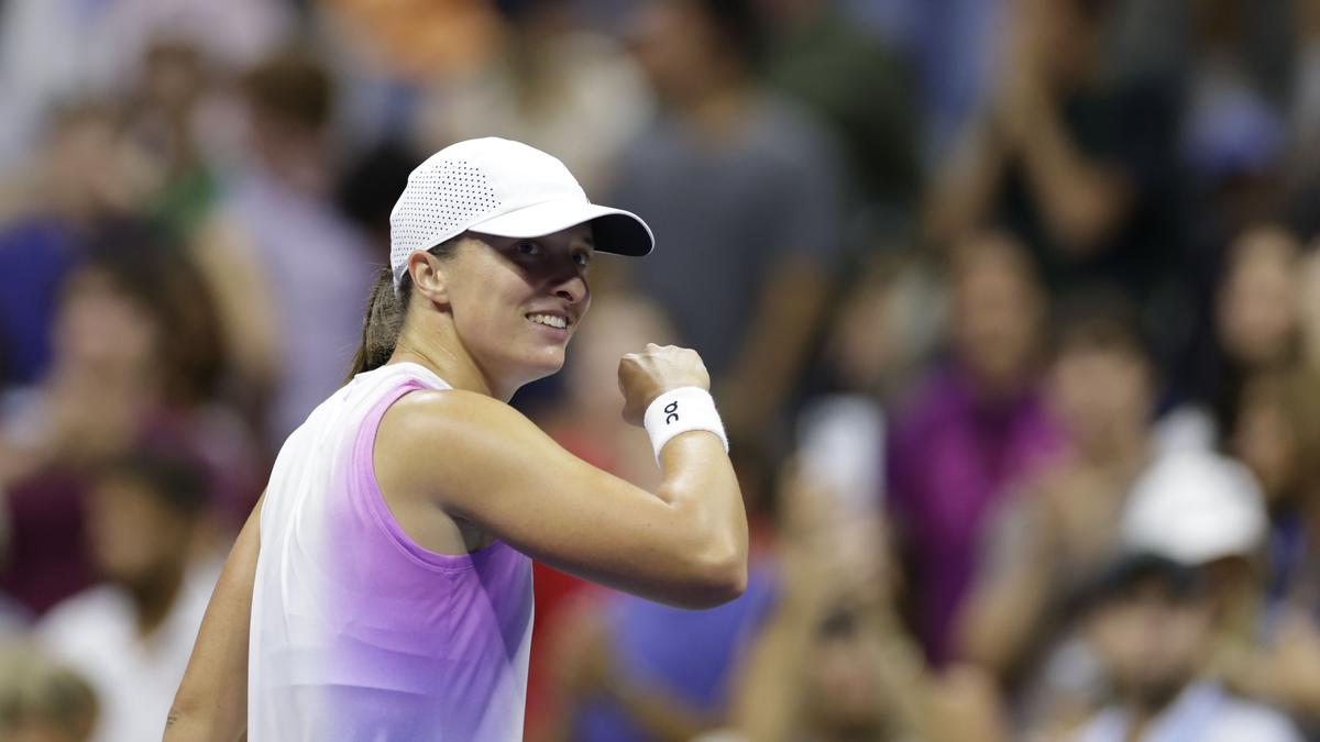 Iga Swiatek gets ‘Ted Lasso’ boost at US Open 2024 to march into quarterfinals – The Headlines