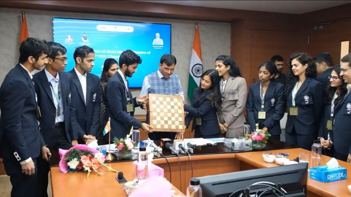 Union Sports Minister Mansukh Mandaviya felicitates Olympiad-winning chess team – The Headlines