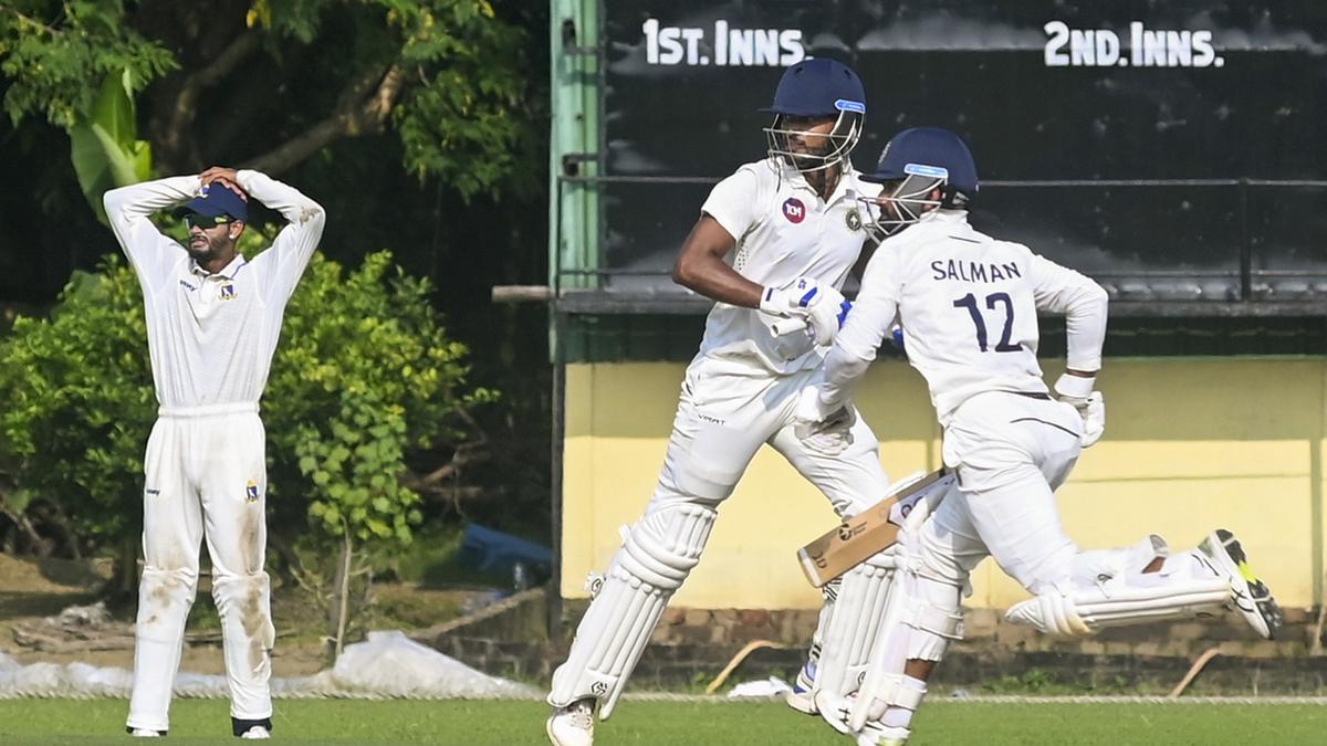 Ranji Trophy 2024-25: Jalaj-Nizar partnership gives Kerala upper hand against Bengal on Day 3 – The Headlines