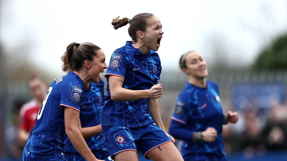 Reiten penalty keeps Chelsea top of WSL after win over Man United – The Headlines