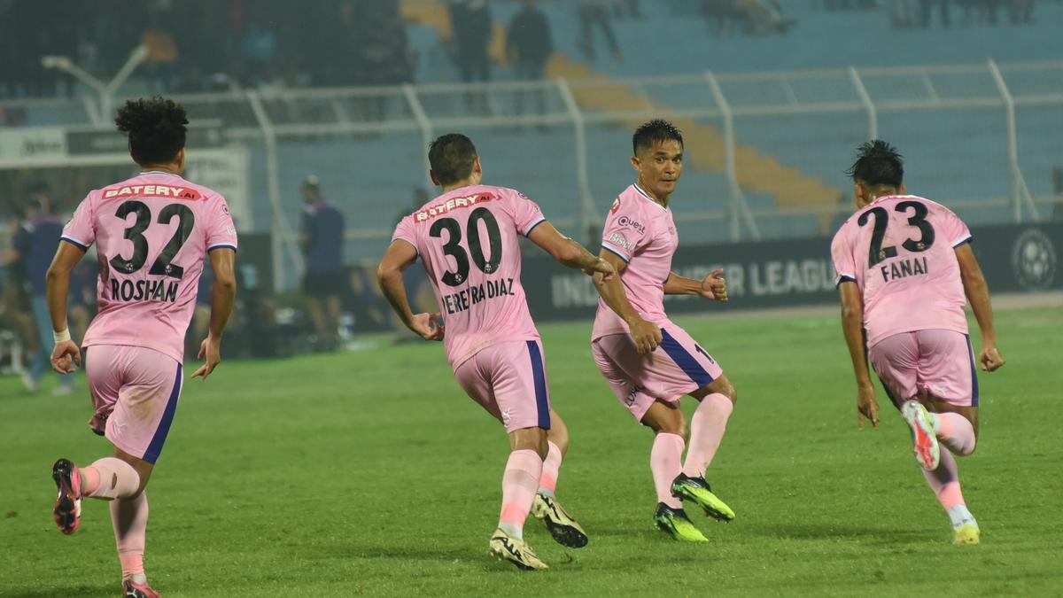 ISL 2024-25: Chhetri enters record books as Bengaluru edges 2-1 win against Mohammedan – The Headlines