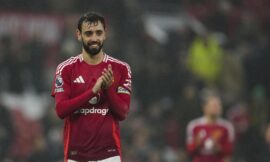 Manchester United captain Fernandes aids unwell passenger during flight – The Headlines