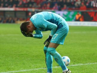 Union Berlin vs Bochum stopped temporarily after goalkeeper struck by object; players refrain from scoring after game resumes – The Headlines