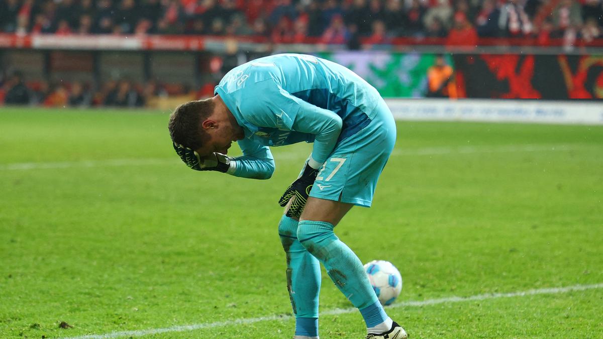 Union Berlin vs Bochum stopped temporarily after goalkeeper struck by object; players refrain from scoring after game resumes – The Headlines