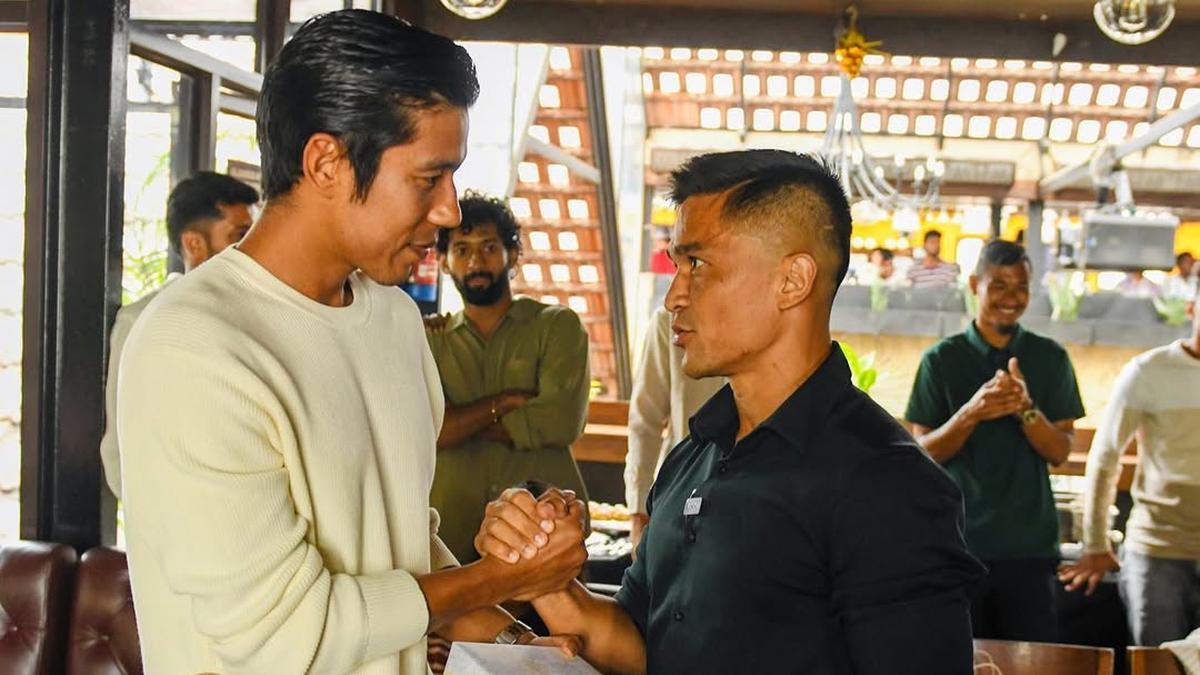 Watch: Chinglensana Singh gets back ‘lost’ ISL winners medal from Sunil Chhetri as Christmas gift – The Headlines