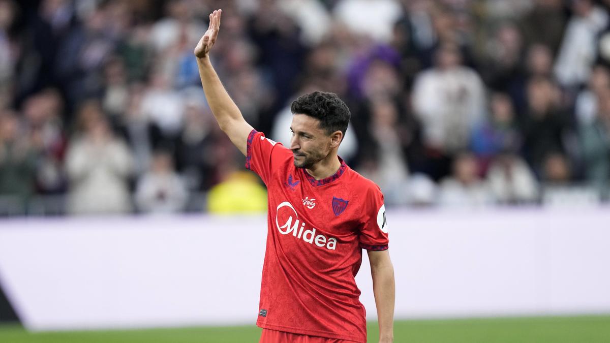 WATCH: Retiring Jesus Navas receives guard of honour, standing ovation before Real Madrid vs Sevilla match – The Headlines