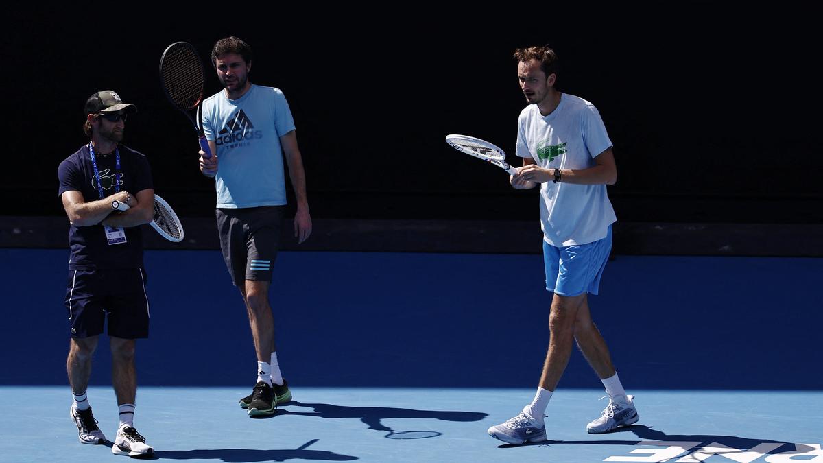 Daniil Medvedev parts ways with coach Gilles Simon – The Headlines