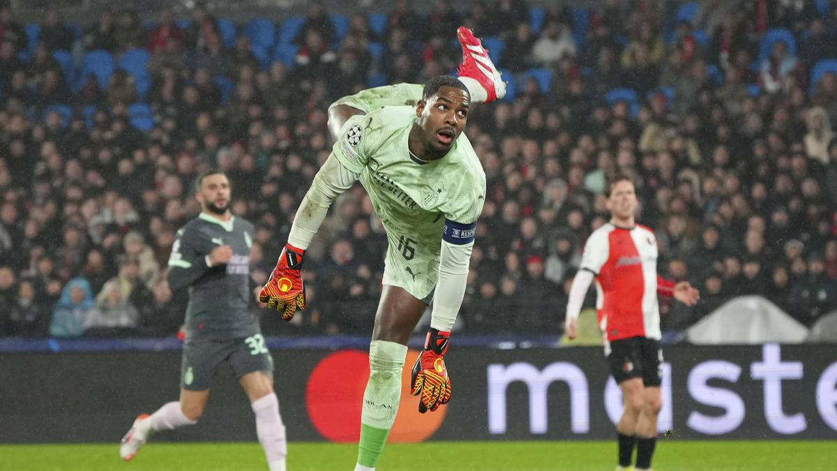Champions League 2024-25: AC Milan goalkeeper Maignan’s rare howler gifts Feyenoord win – The Headlines