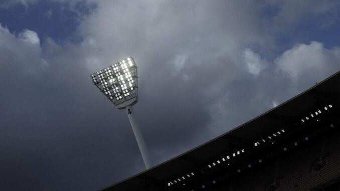 IND vs ENG: Floodlight malfunction interrupts second ODI in Cuttack, players leave the field after prolonged delay
