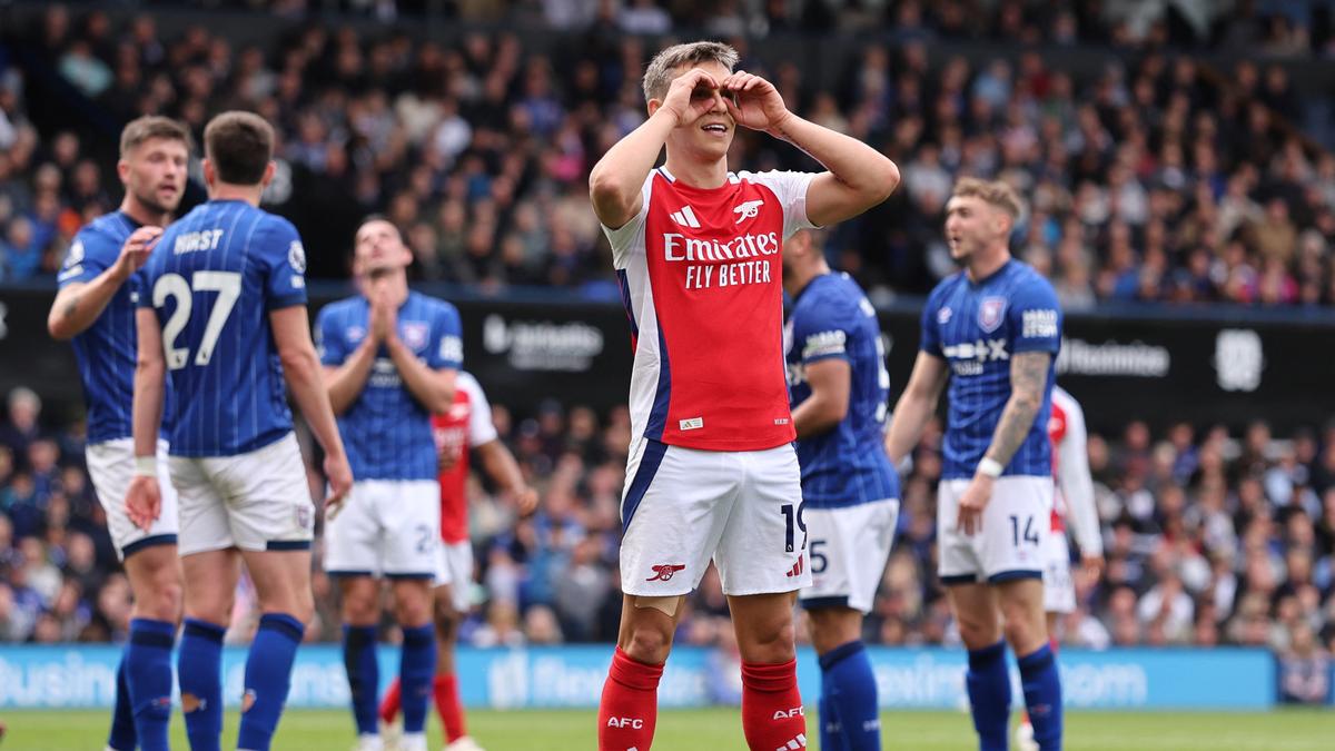 Arsenal thrashes 10-man Ipswich 4-0, delays Premier League title celebrations of Liverpool – The Headlines