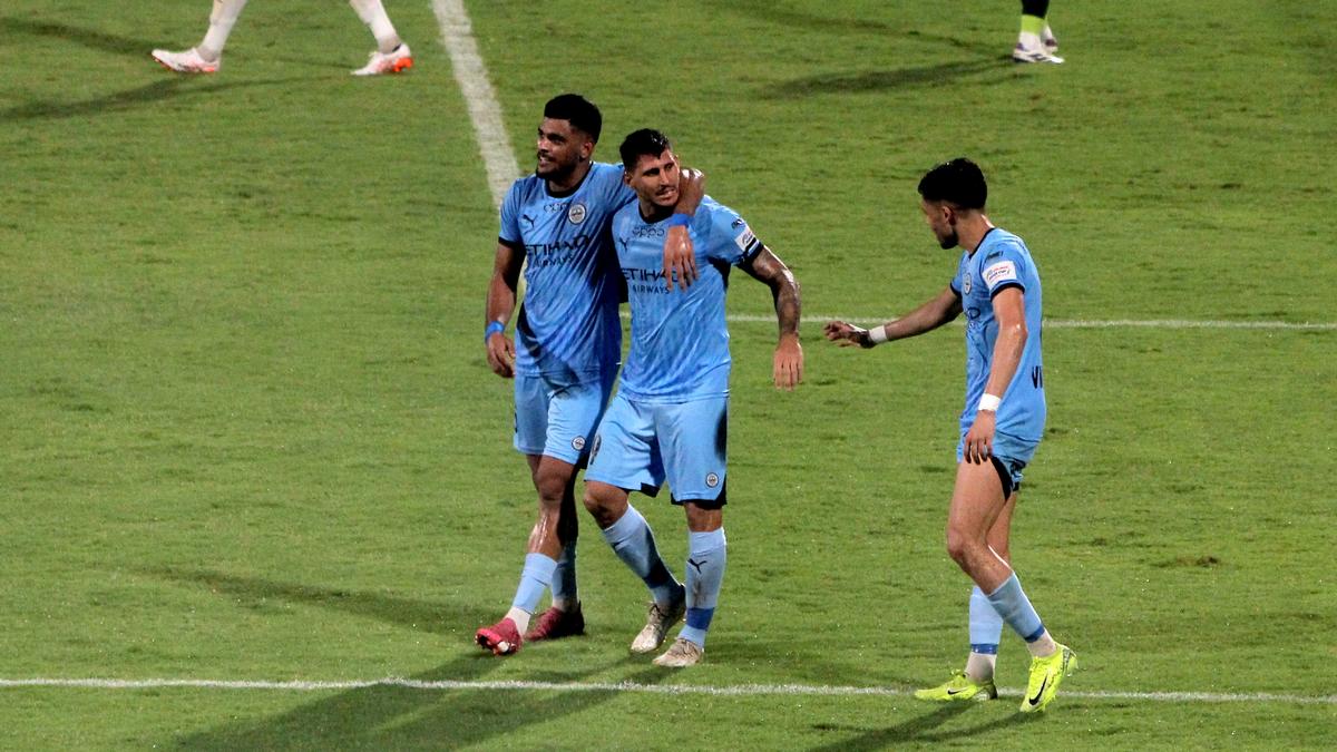 Bee attack in Super Cup – Mumbai City vs Inter Kashi stopped after referee attacked mid-game – The Headlines