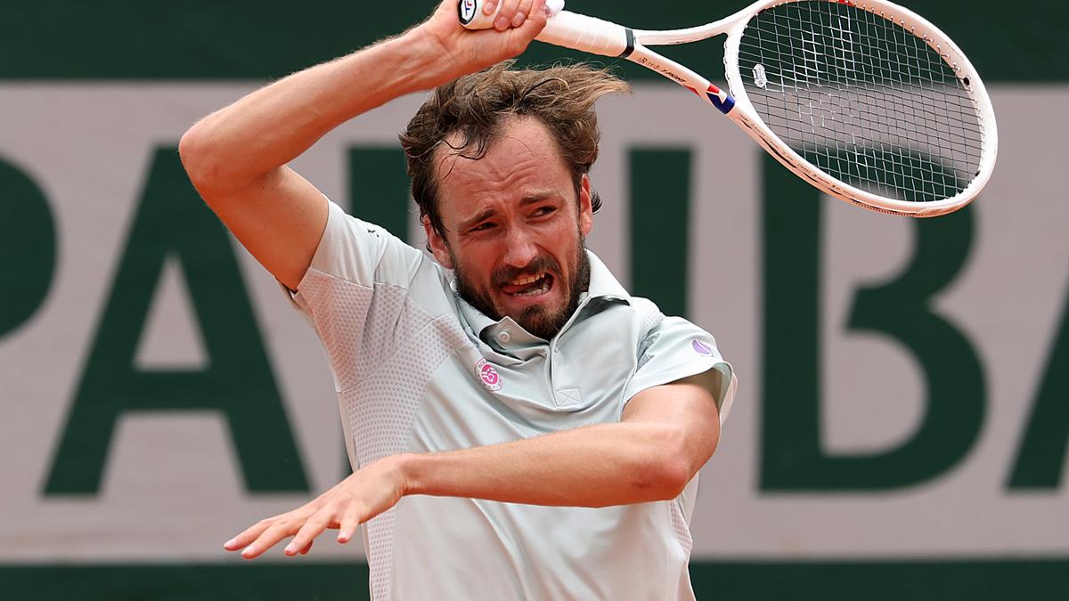 Halle Open: Medvedev, Tsitsipas and Bublik advance – The Headlines