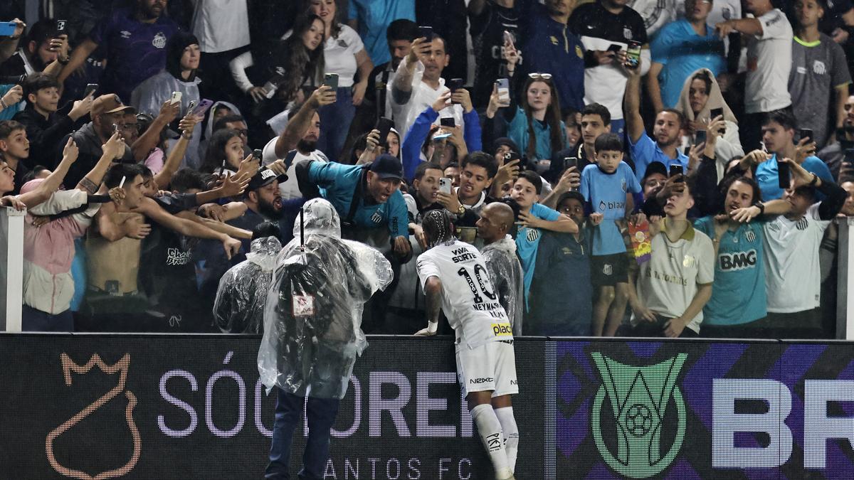 WATCH: Neymar confronts Santos fan after late goal ruled out during Santos vs Internacional  – The Headlines