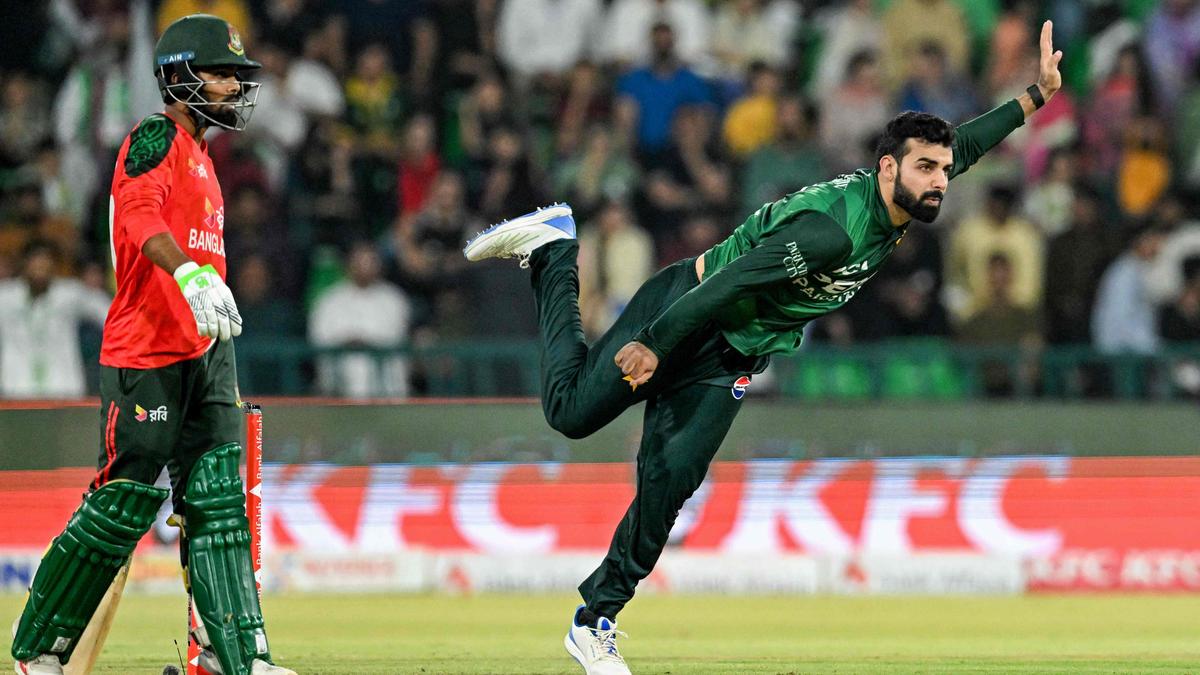 Pakistan’s white-ball vice-captain Shadab faces lengthy layoff due to shoulder injury – The Headlines Pakistan’s white-ball vice-captain Shadab faces lengthy layoff due to shoulder injury – The Headlines