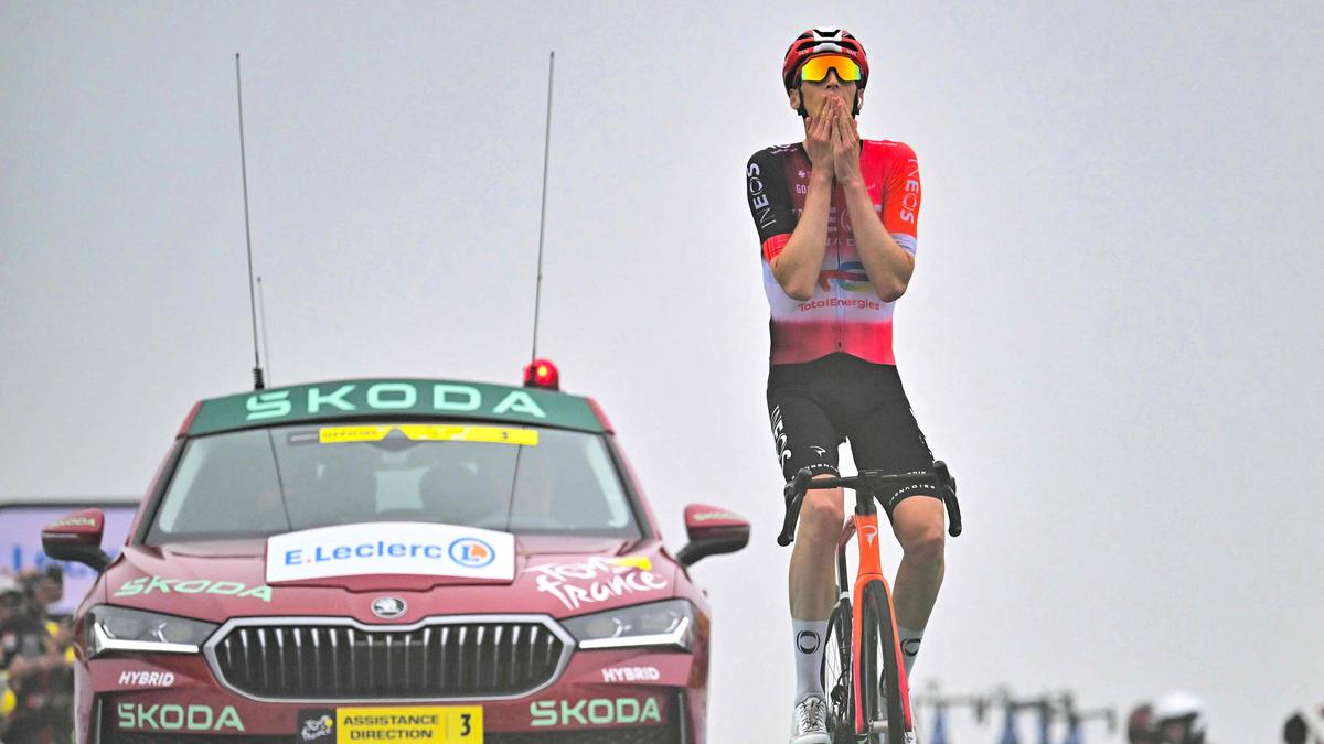 Tour de France spectator hit by Ineos-Grenadiers team car – The Headlines Tour de France spectator hit by Ineos-Grenadiers team car – The Headlines