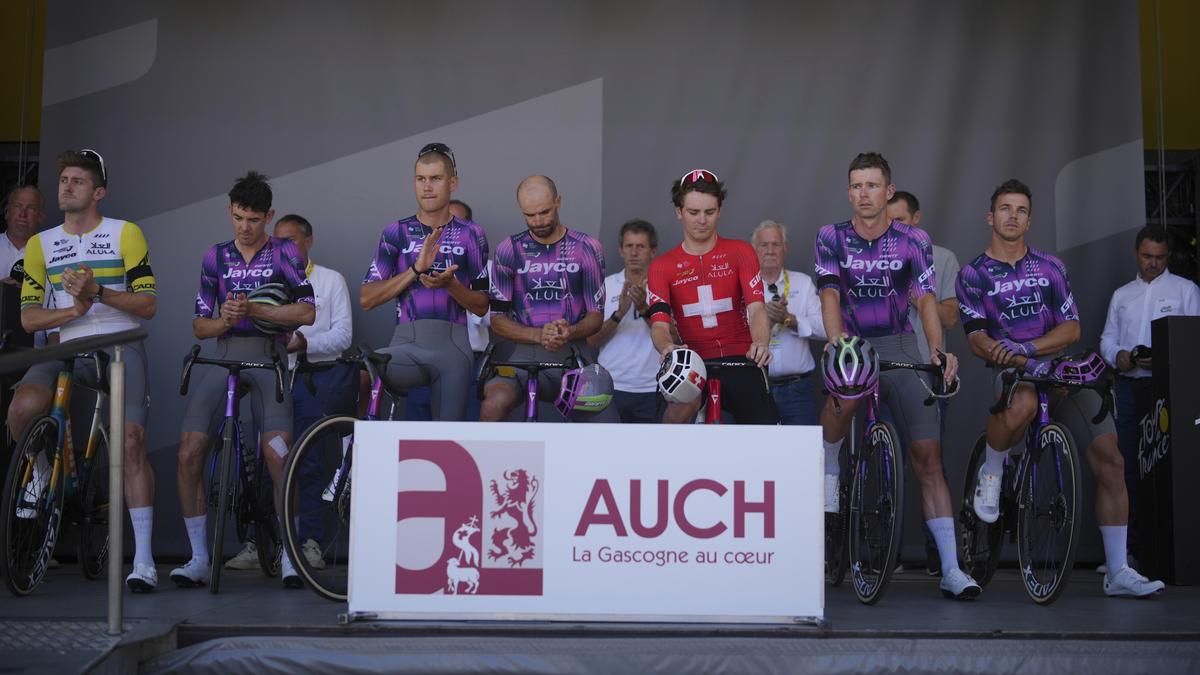 Tour de France pays respects to teen cyclist who died after a crash in Italy – The Headlines