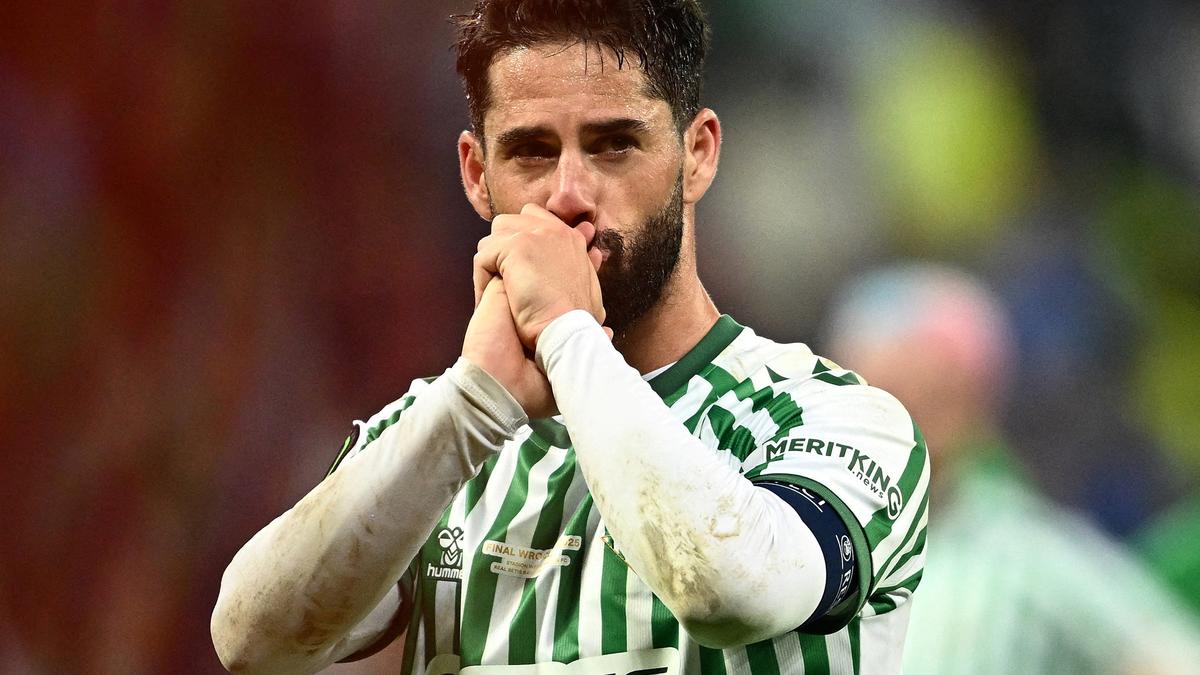 Spain and Real Betis midfielder Isco suffers fractured leg – The Headlines