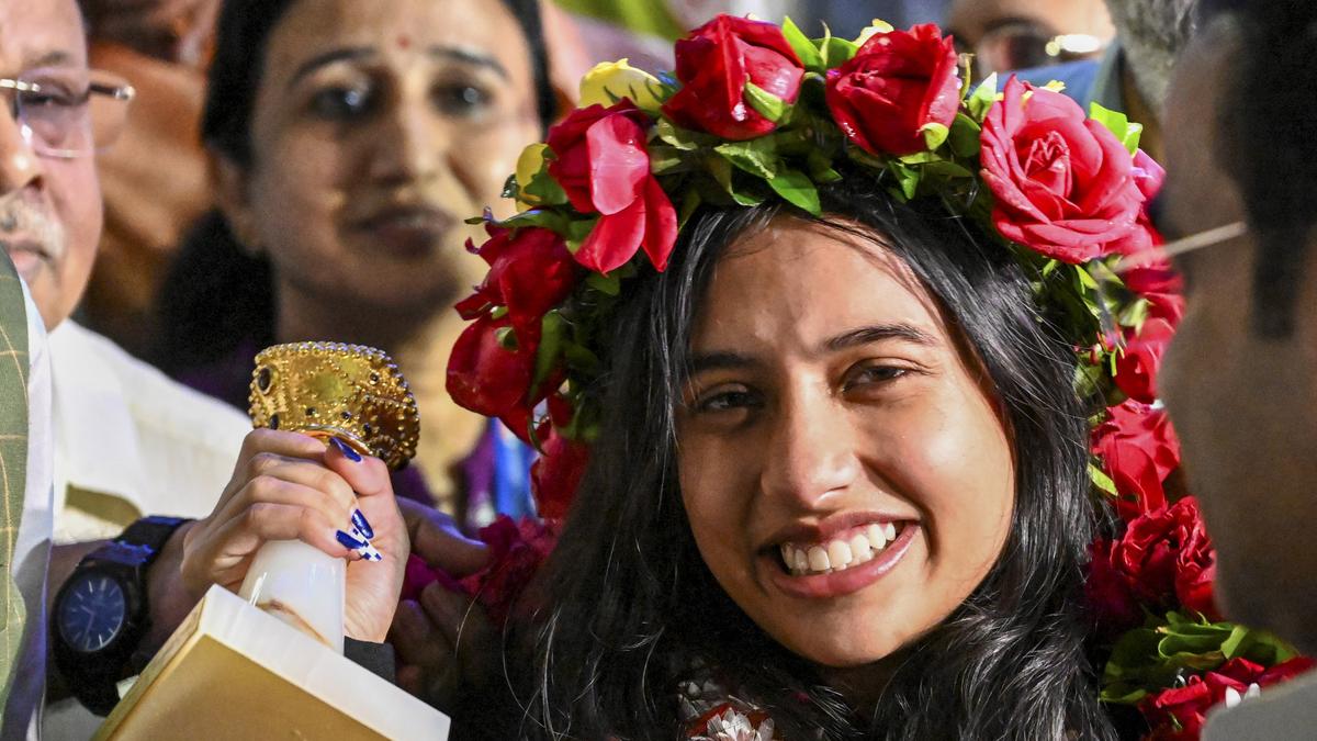 Sports Minister Mansukh Mandaviya felicitates World Cup winner Divya Deshmukh – The Headlines