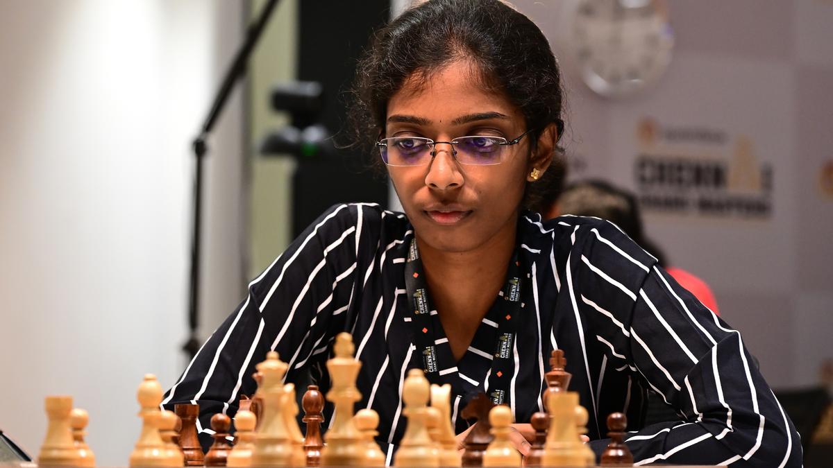 FIDE Grand Swiss 2025: Vaishali in sole lead in women’s section; Gukesh beats Yuffa in round 3 – The Headlines
