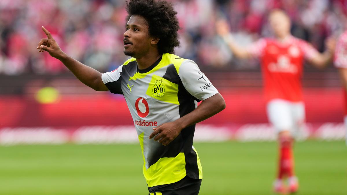 Bundesliga: Dortmund beats Mainz 2-0 to keep pace with Bayern; Frankfurt wins 10-goal spectacle – The Headlines